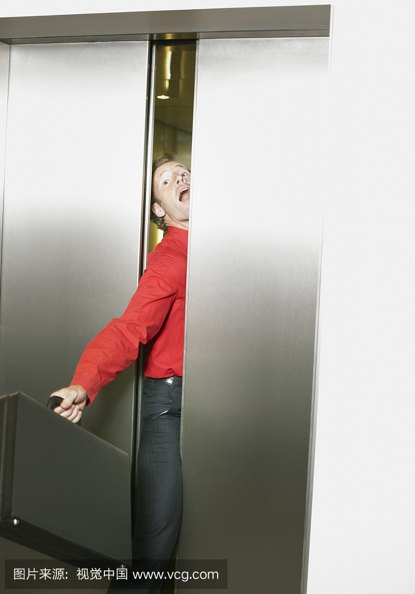 卡住,塞进,使塞满,挤进