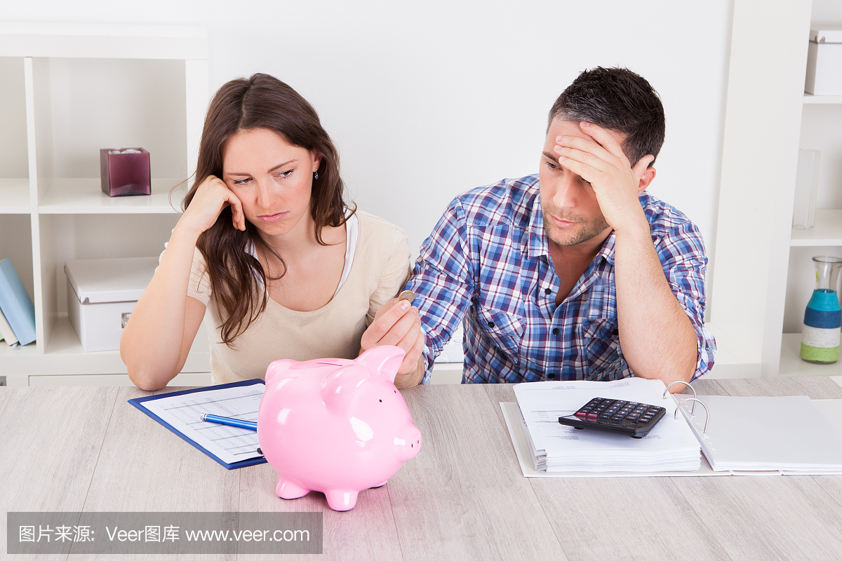 夫妇期望从存钱罐钱