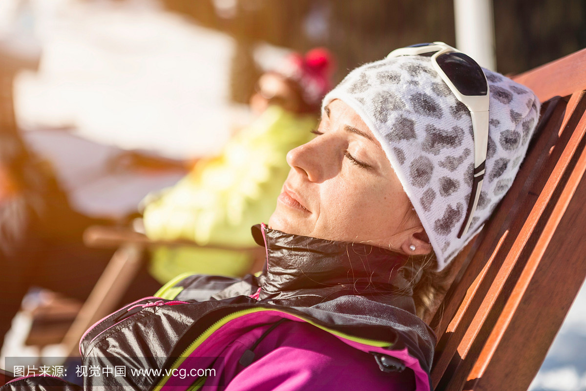 在椅子上戴帽子的女人睡着了