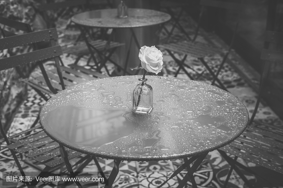 基座桌和玫瑰在西班牙圣地亚哥德孔波斯特拉