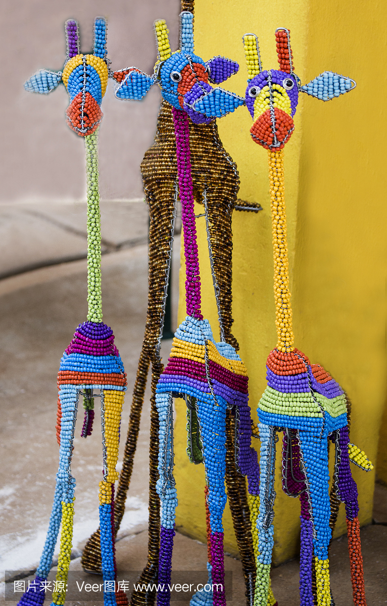 非洲传统珠丝玩具动物长颈鹿。