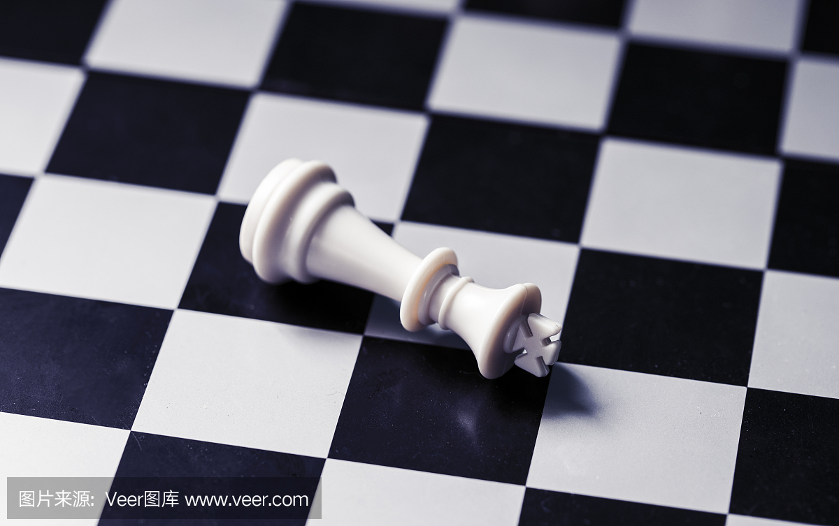 国际象棋棋盘上的白色国王。国王在方格板上输
