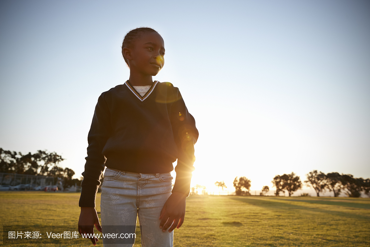 非洲小学女孩在一个公园在日落,关闭