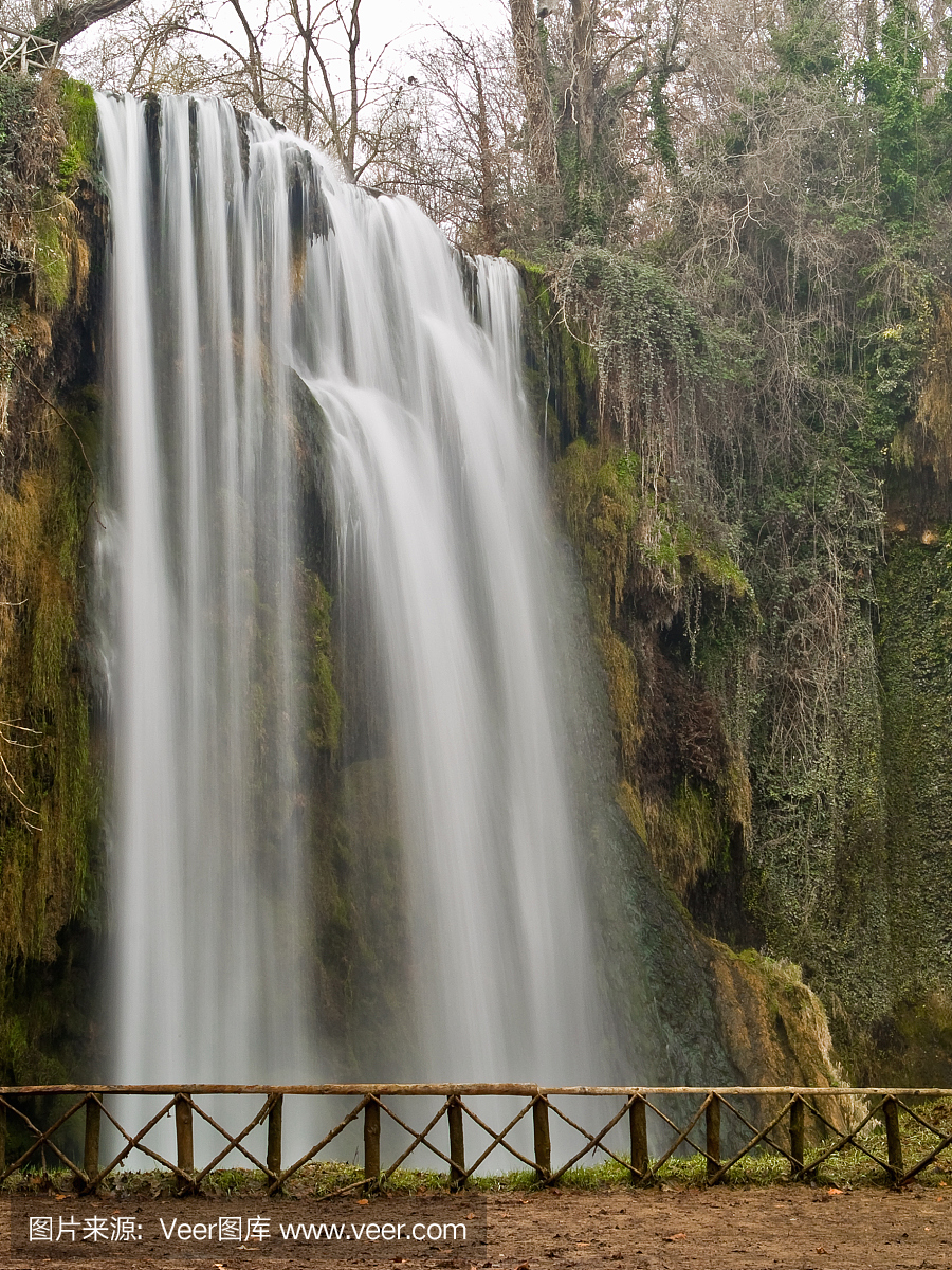 在西班牙萨拉戈萨的'monasterio de piedra'瀑布