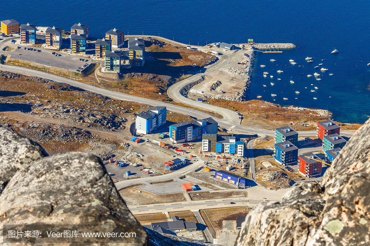 从岩石看到努克市与现代建筑和格陵兰岛峡湾的码头