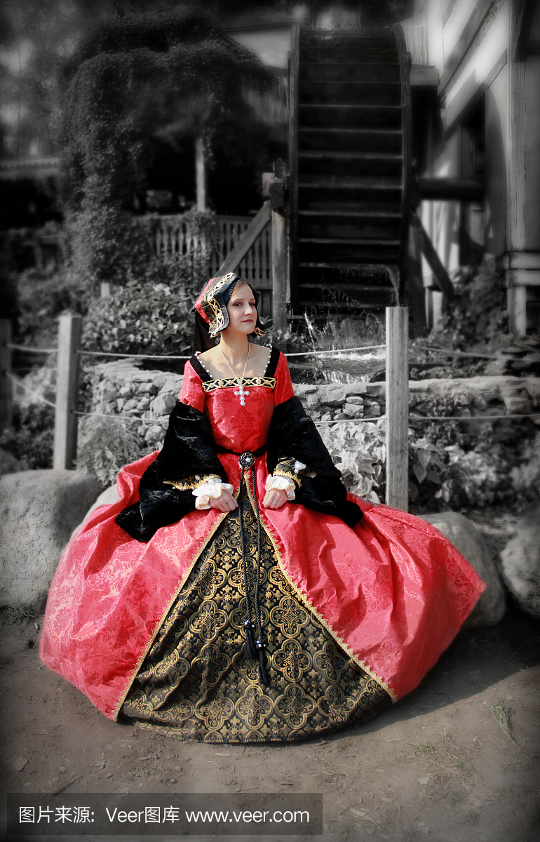 红色文艺复兴时期连衣裙与不饱和背景的年轻女