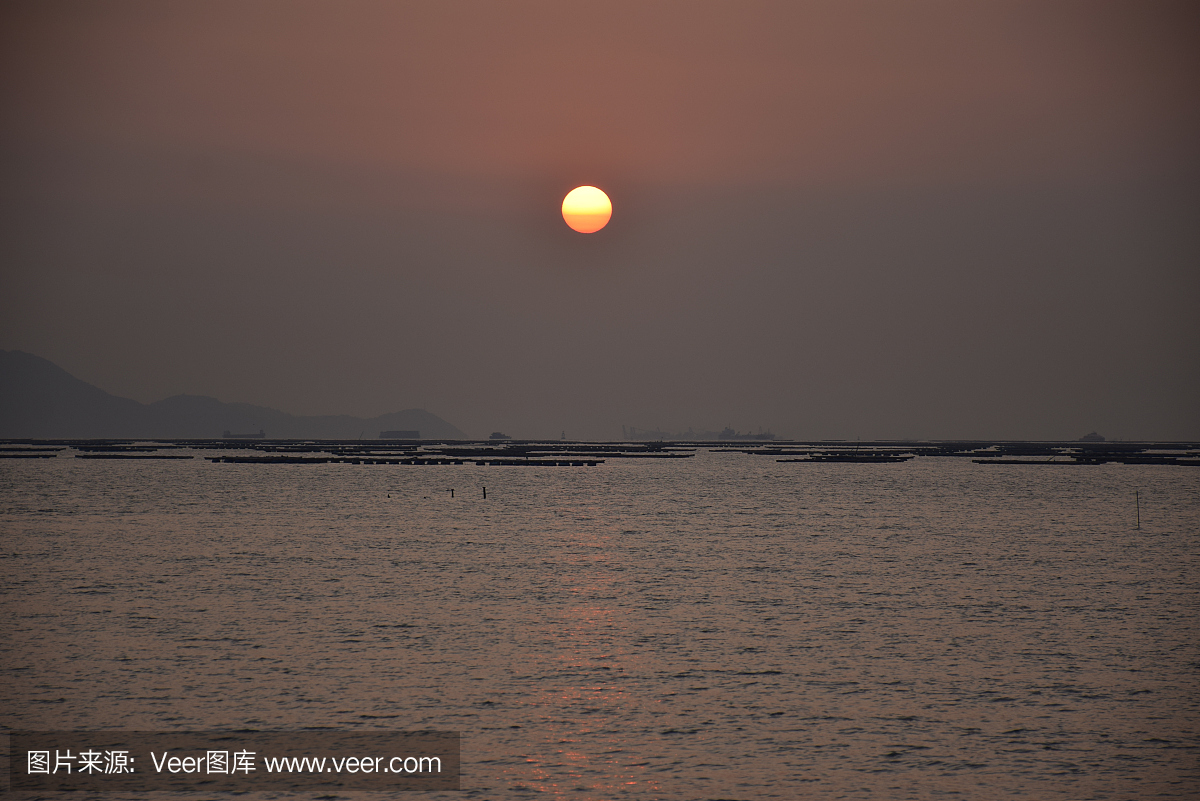 从香港新界看到的深圳湾日落