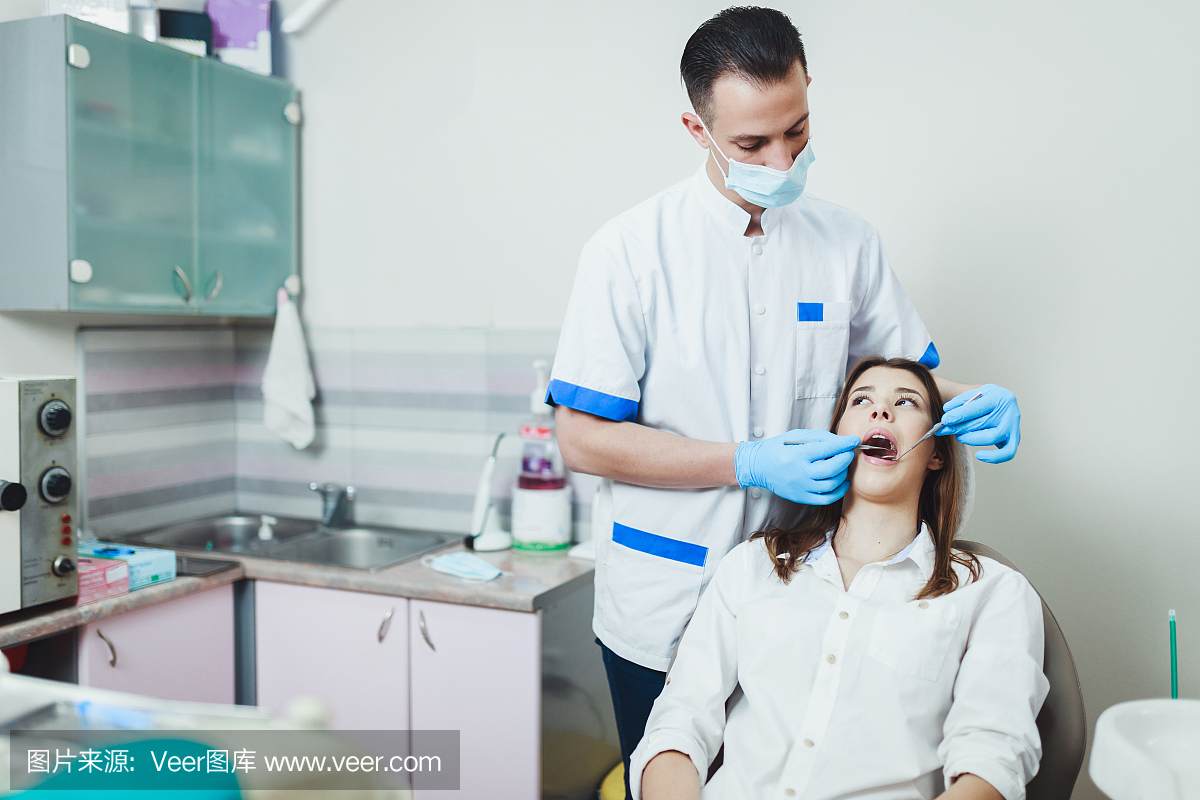 年轻女子在牙科诊所进行牙科检查
