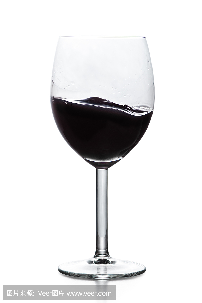 黑色液体在酒杯