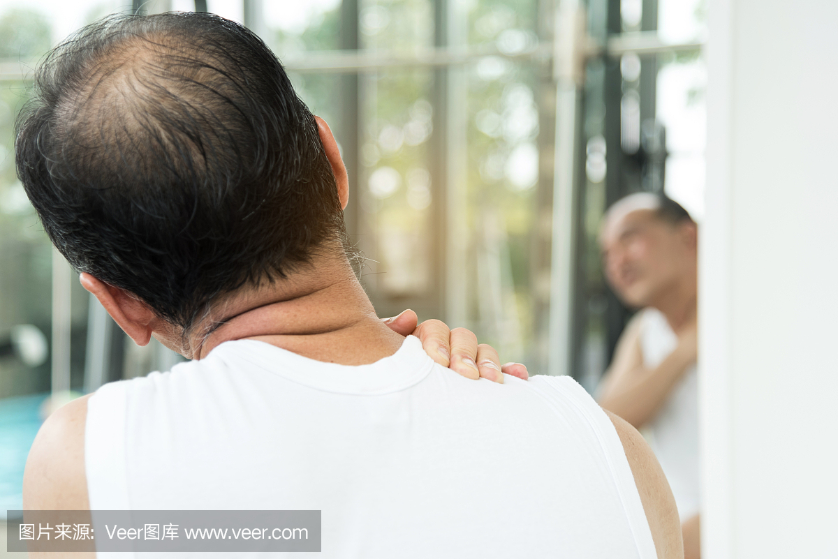 亚洲老人在他的肩膀和颈部疼痛。复制空间。