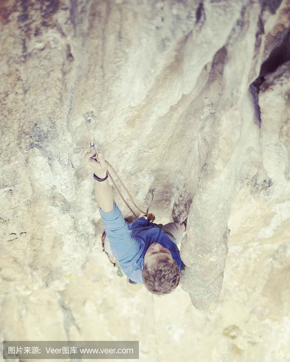 在土耳其攀岩。登山者爬上路线。从顶部照片。