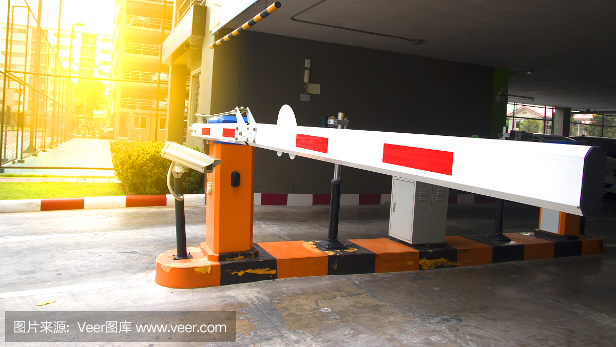 通道安全系统 - 带收费站,交通锥和闭路电视的