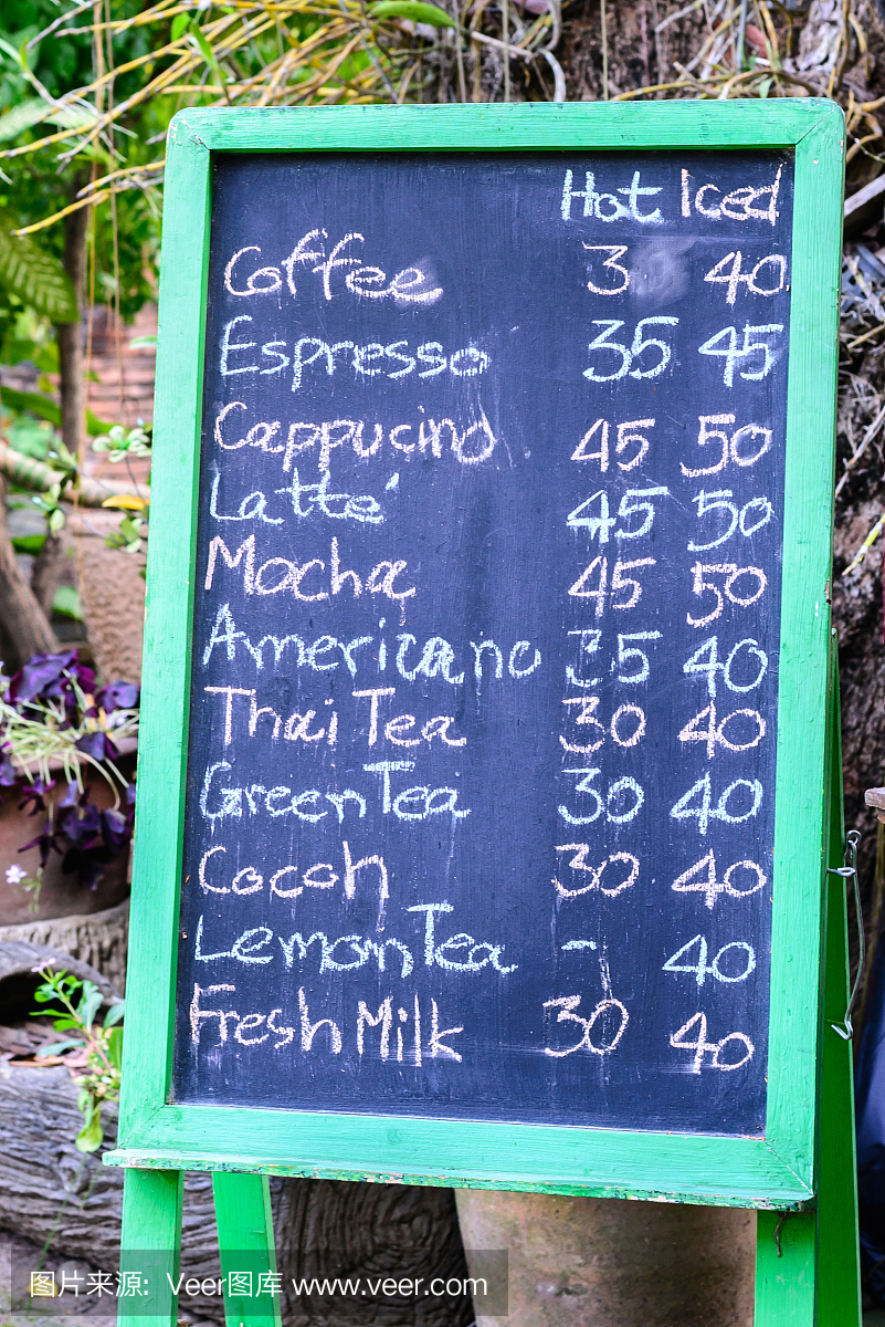用绿色框架黑板上的粉笔用英文写的咖啡菜单。