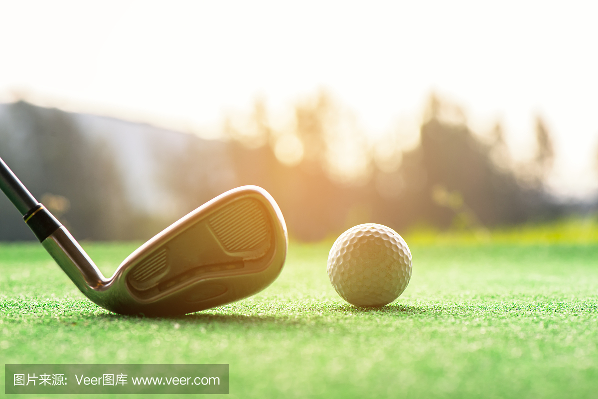 亚洲女人高尔夫选手击球摆动射击高尔夫球在绿