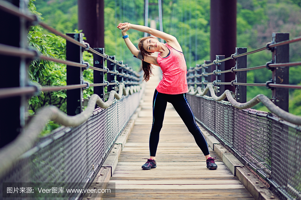 年轻的日本女子做她的运动