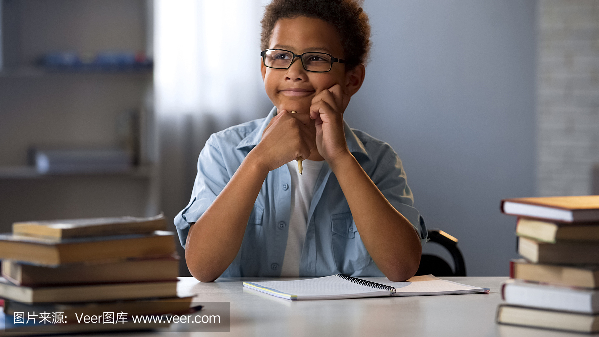 小孩梦见圣诞礼物,写信给圣诞老人