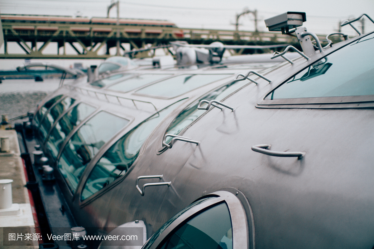 在台场和东京之间旅行的现代渡轮