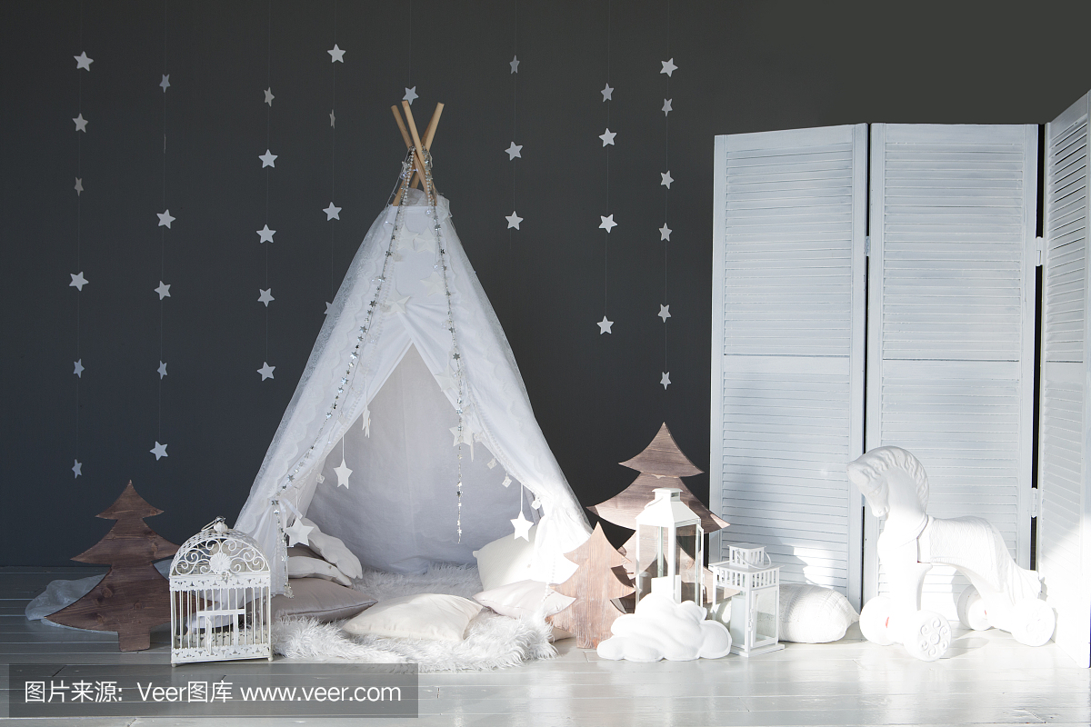苗圃婴儿室的玩具帐篷的圣诞节装饰