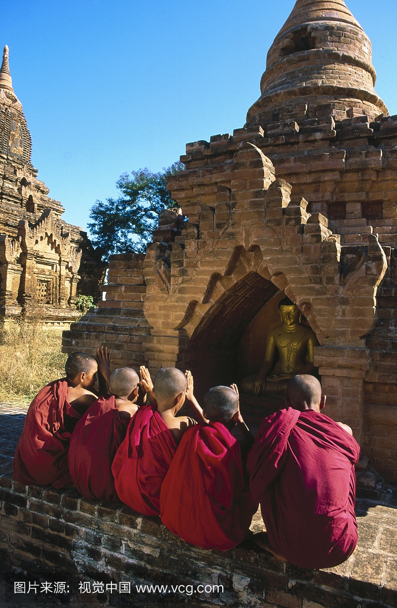 蒲甘,新教徒在祈祷佛在Chedi