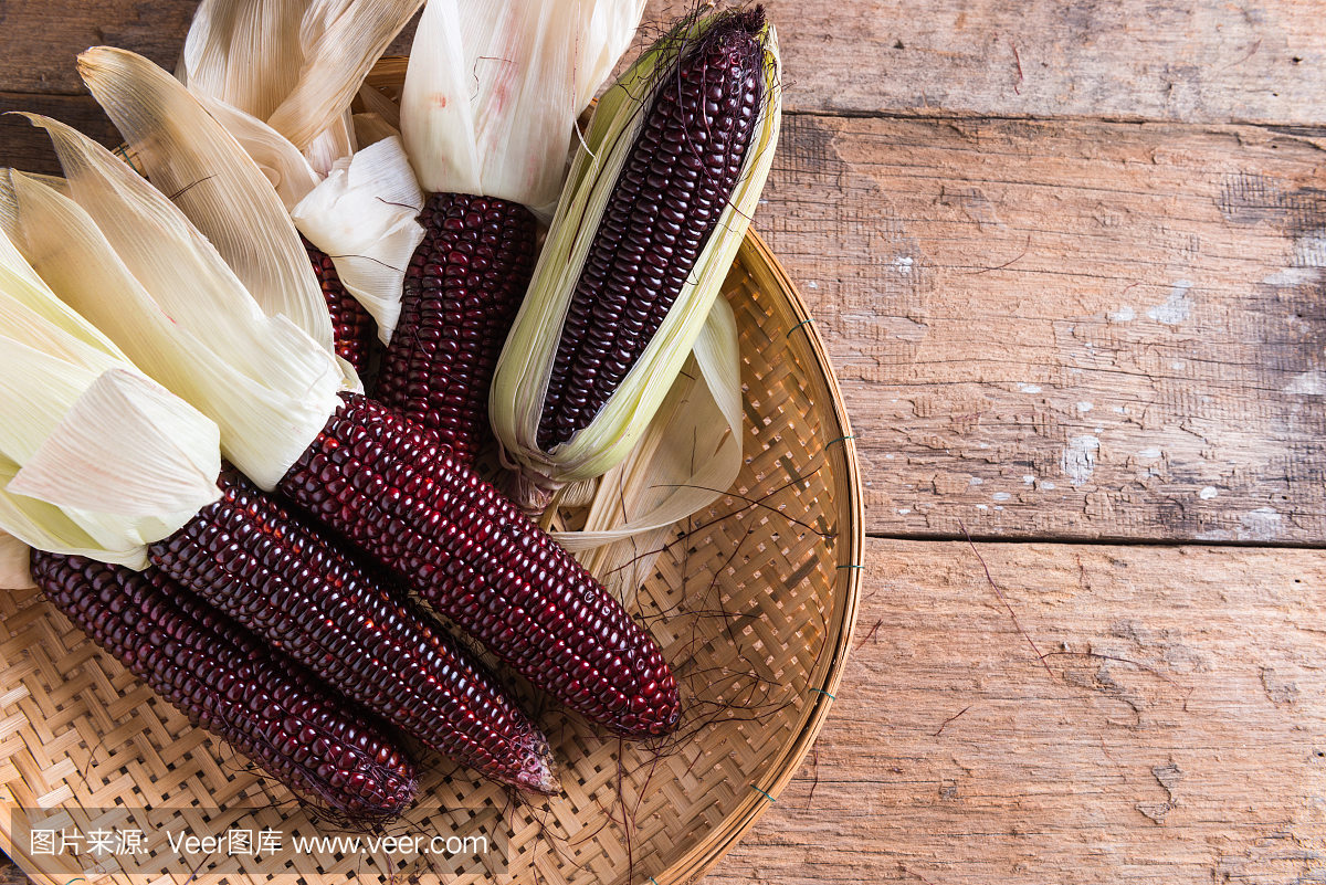 在木背景的紫色玉米