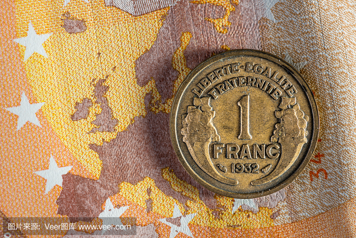 货币金钱宏:50欧元钞票上的1法国法郎硬币
