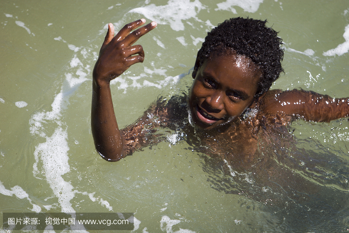 托雷斯海峡岛民男孩游泳,Seisia,约克角。
