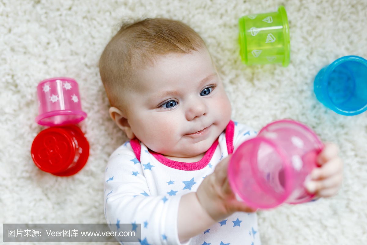 可爱可爱的新生婴儿玩多彩教育拨浪鼓玩具。