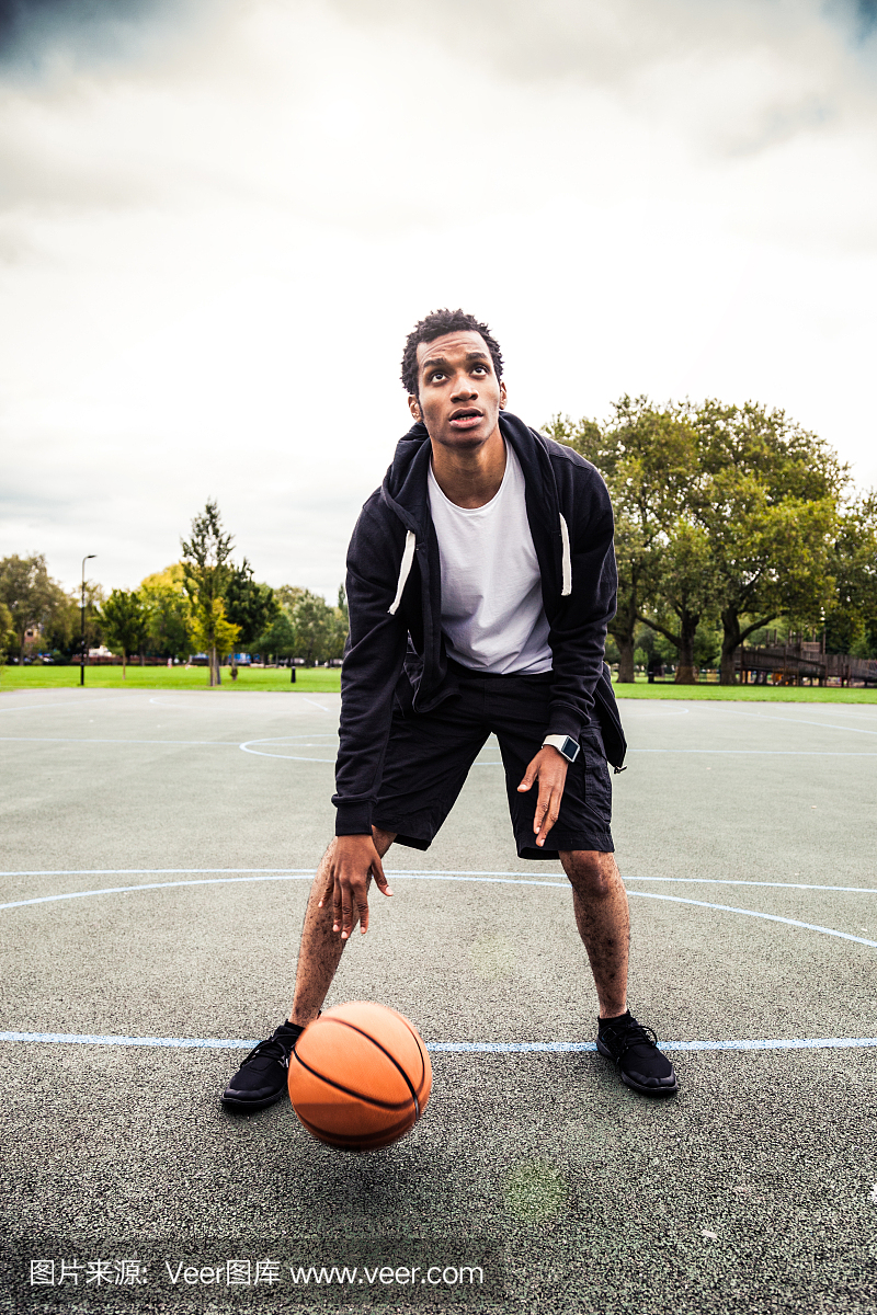 年轻的篮球运动员训练在伦敦的操场