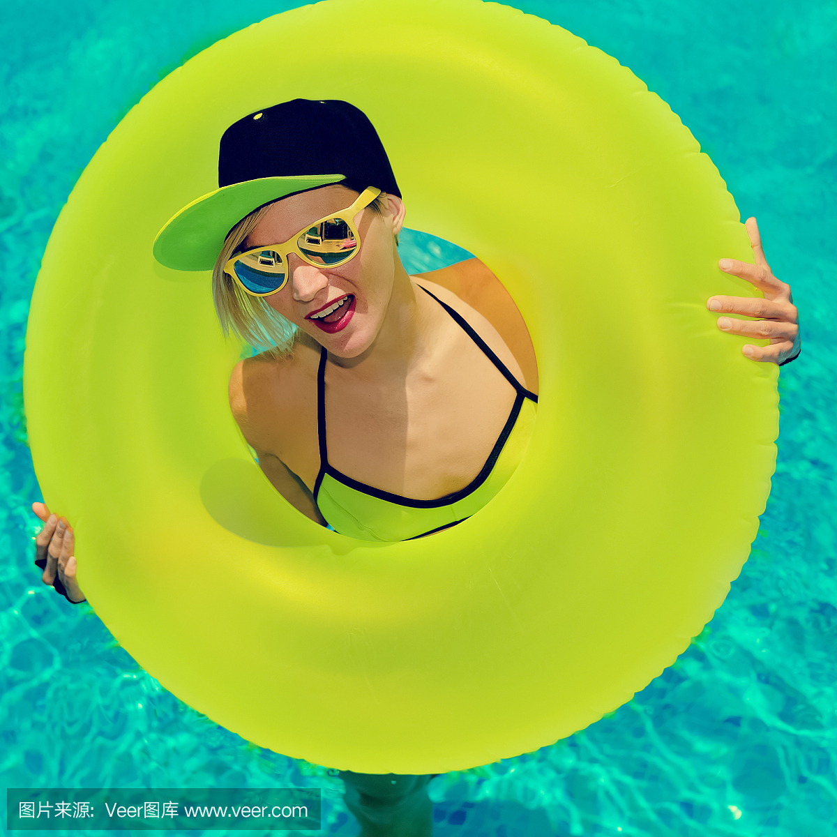 魅力女孩热游泳池派对