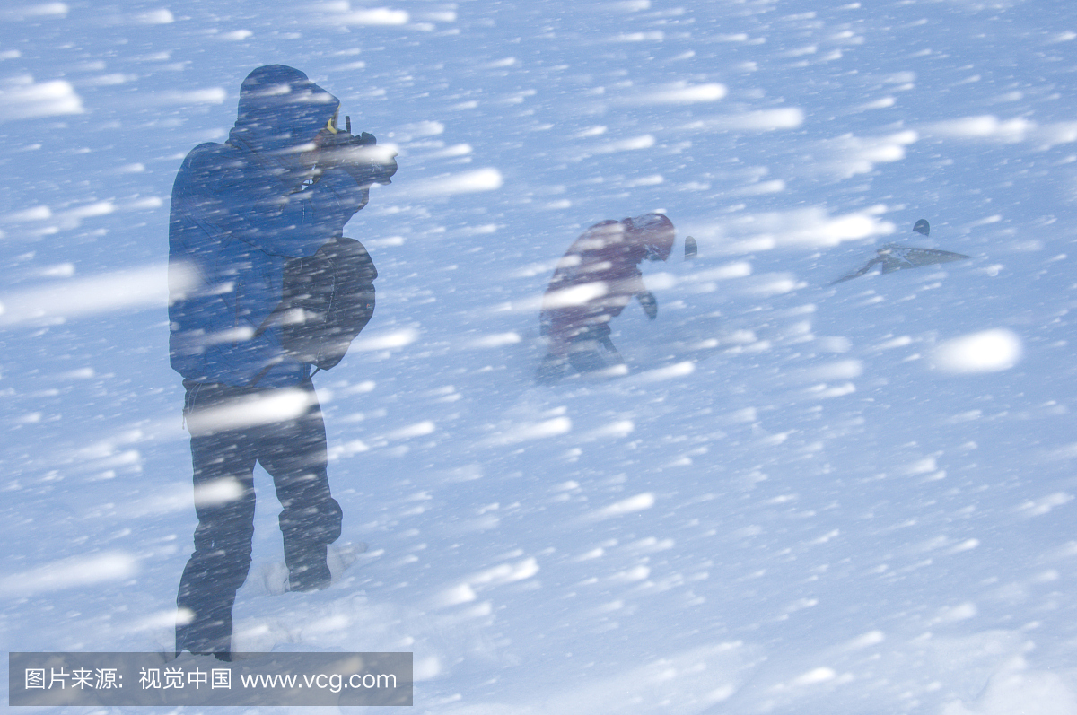 一名滑雪者在智利达尔文范围六天暴风雨后挖出