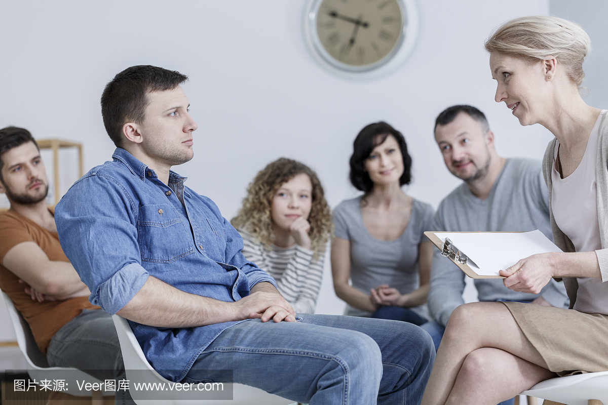 患者看着治疗师