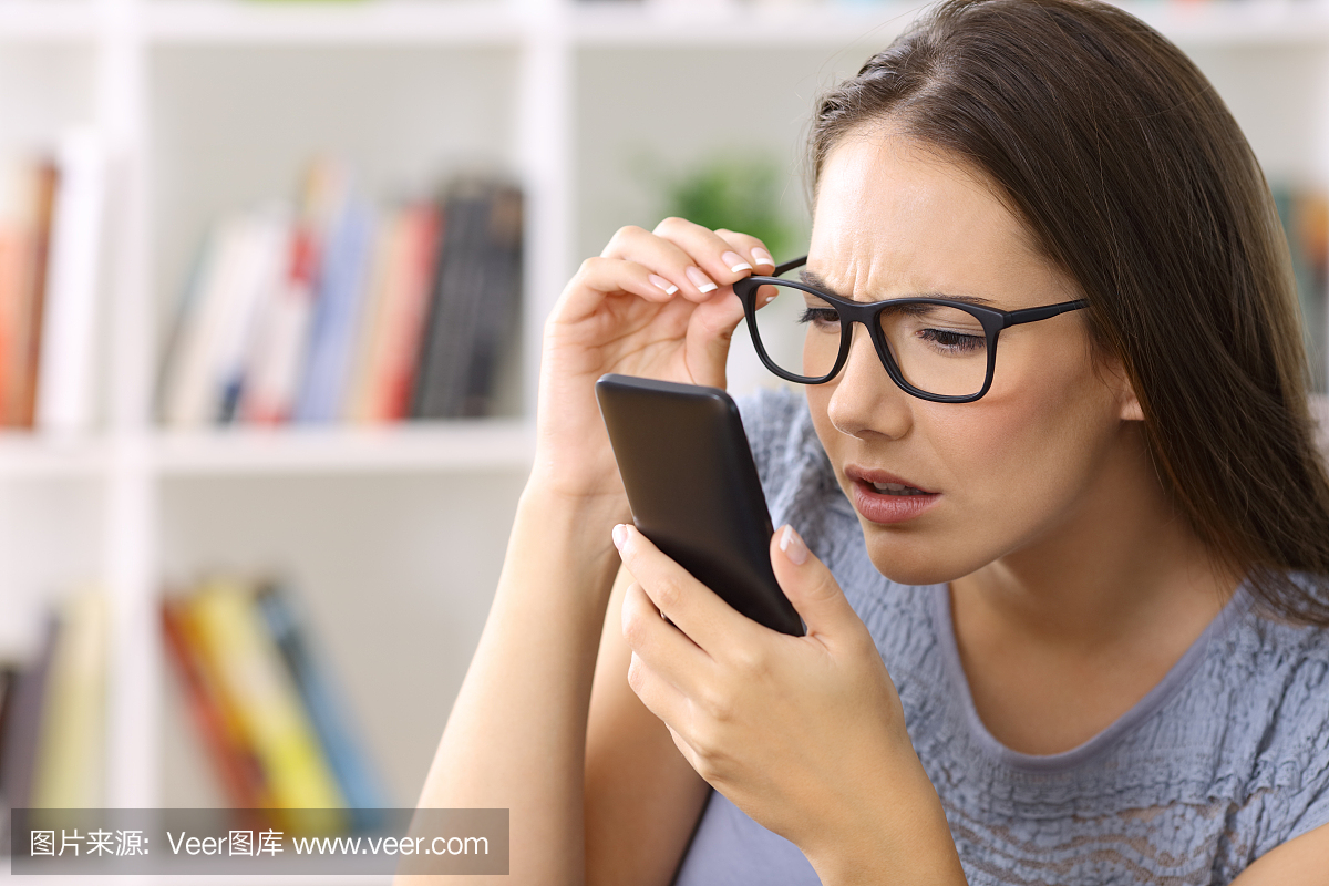 试图阅读女孩文本的电话视力的女生问题姓淳于图片