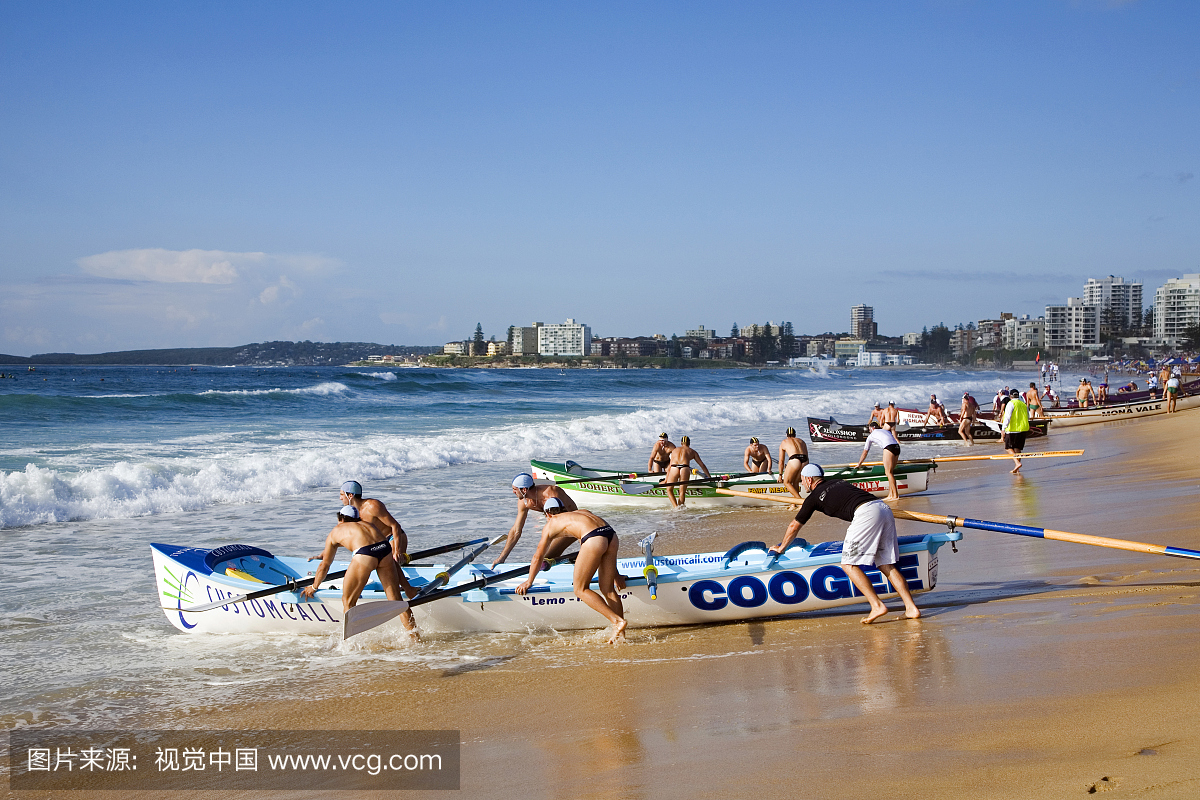 澳大利亚,新南威尔士州,悉尼。冲浪队在Cronu