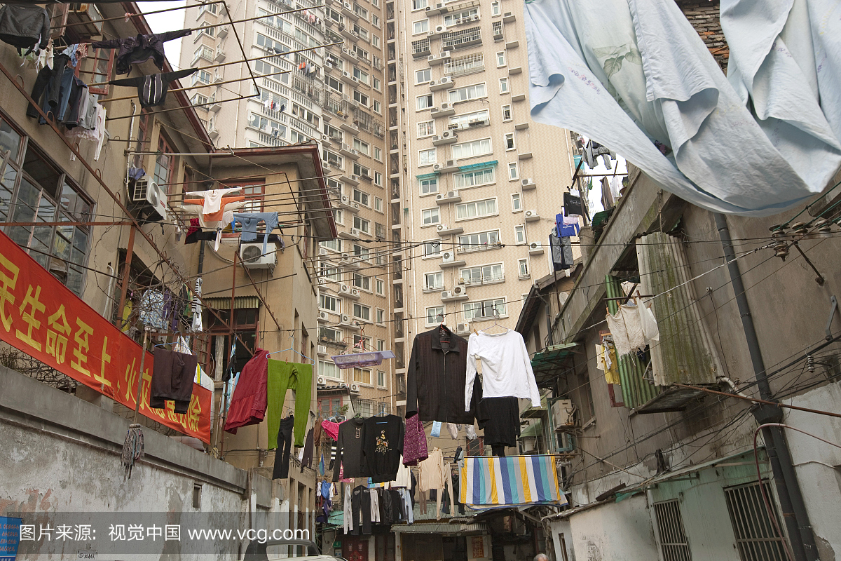 中国上海一个工作阶层的洗衣烘干,低角度视野