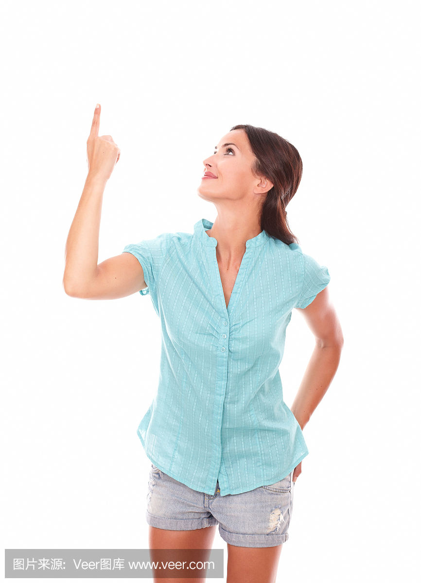 有吸引力的女孩穿短裤牛仔裤向上