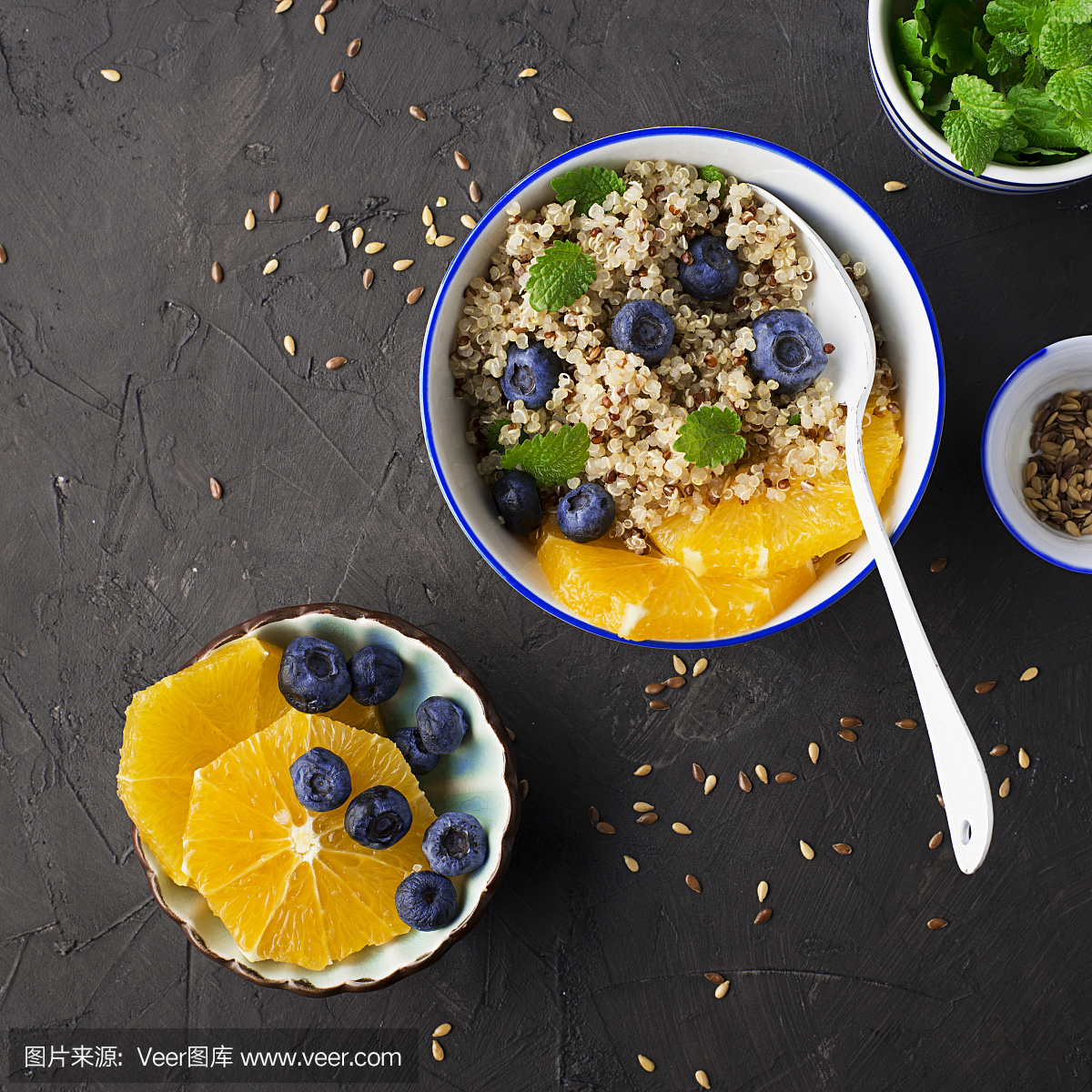 奎奴亚藜橙色蓝莓碗与亚麻籽早餐。吃的概念。