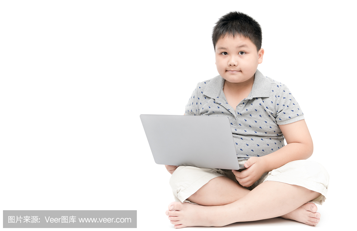 胖男孩坐在一起孤立的笔记本电脑