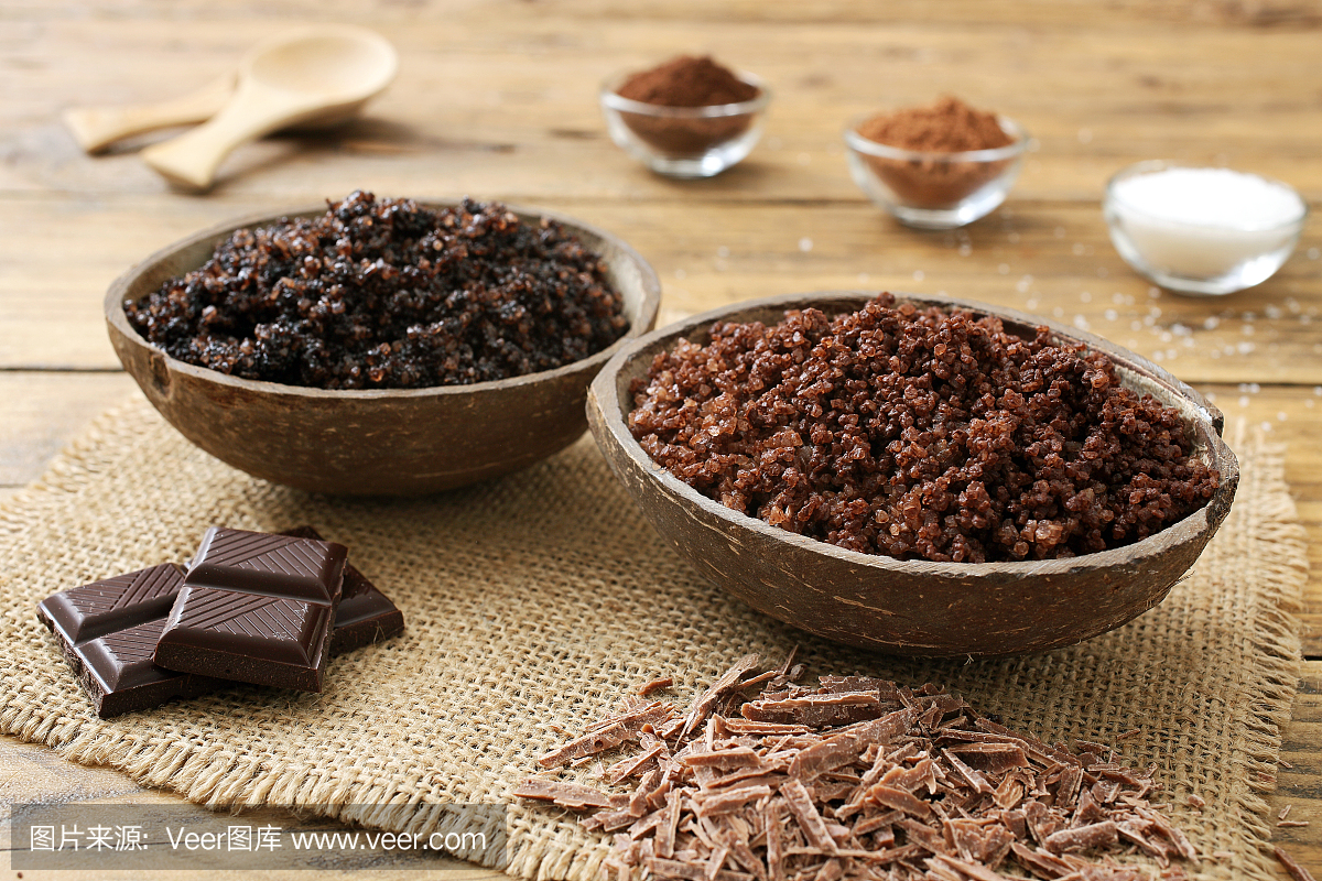 巧克力spaf自制脸和身体磨砂木背景