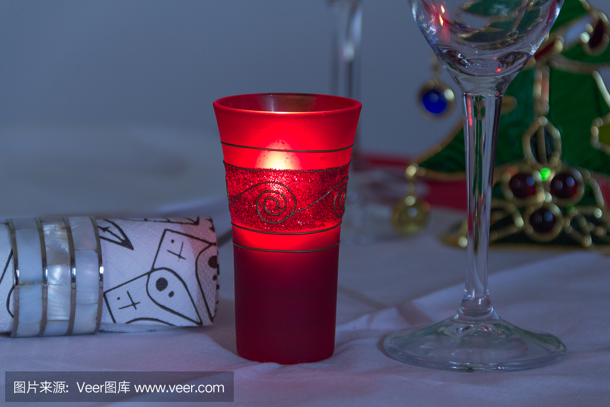 红色圣诞节烛台特写镜头作为桌的装饰的一部分