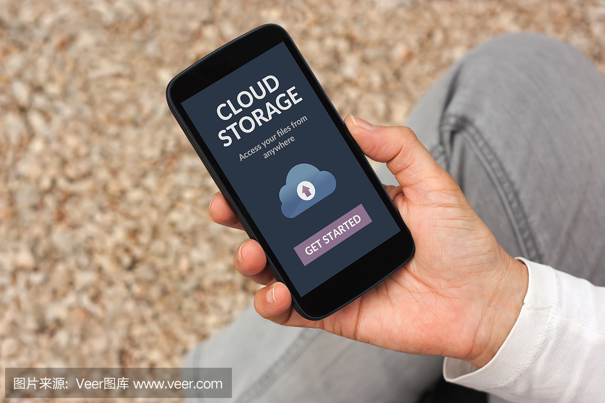 手持智能手机云端存储应用程序概念在屏幕上