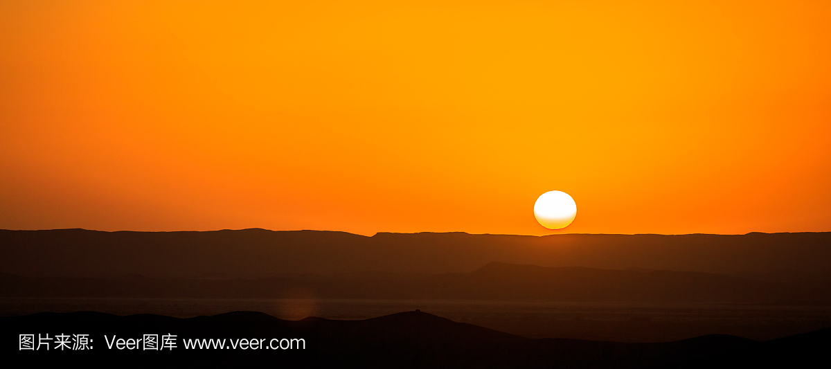 在撒哈拉沙漠,摩洛哥的沙丘美丽的夕阳