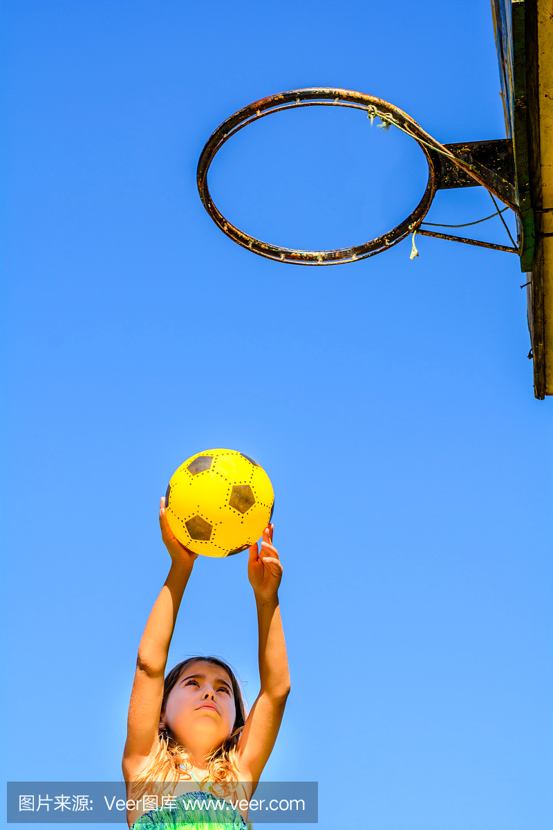 七岁的女孩正在打篮球