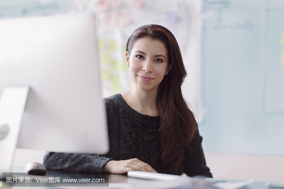 在工作室办公室旁边的电脑的女人肖像