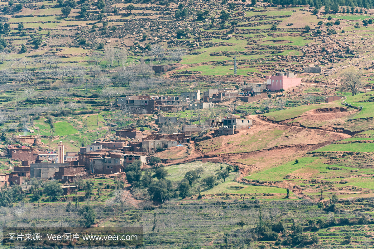 梯田和村庄在摩洛哥高阿特拉斯山脉的山谷中