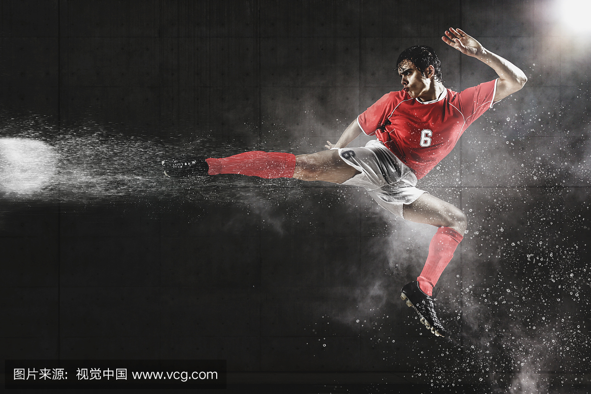 足球运动员在半空中踢球