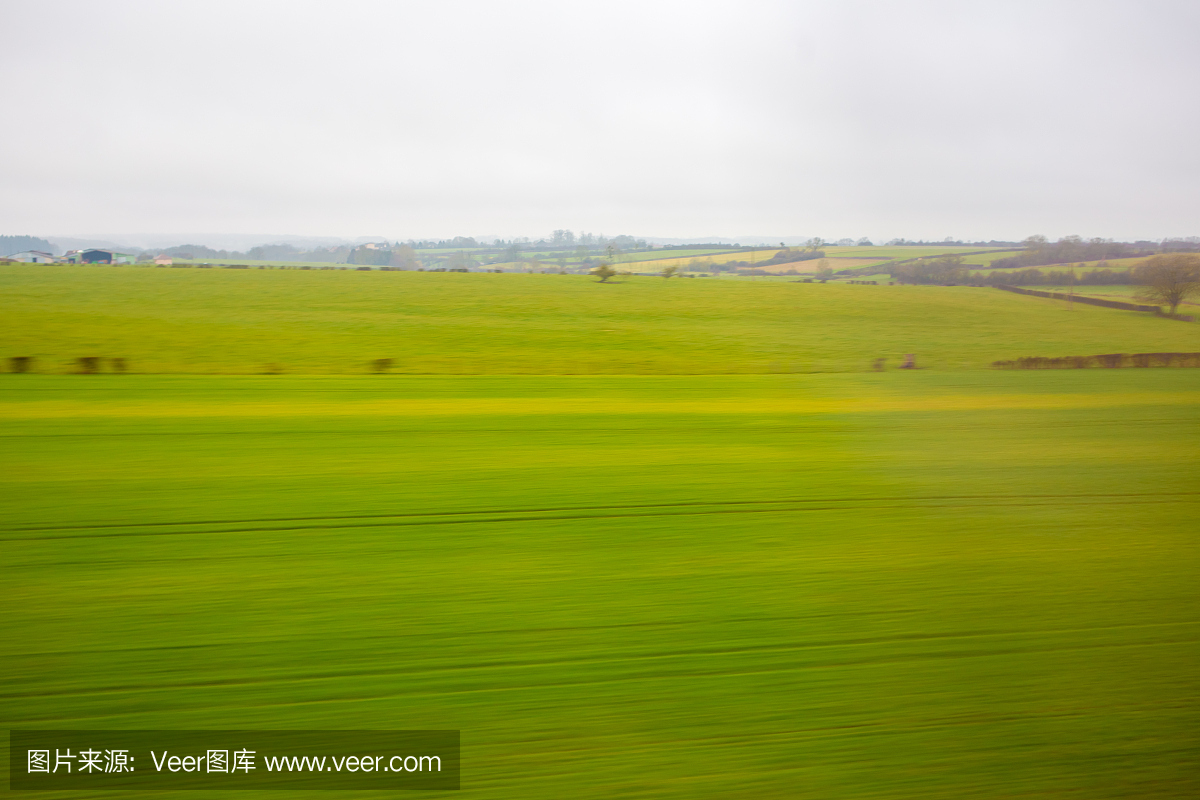 艾克斯普罗旺斯和巴黎之间的高速列车通过玻璃