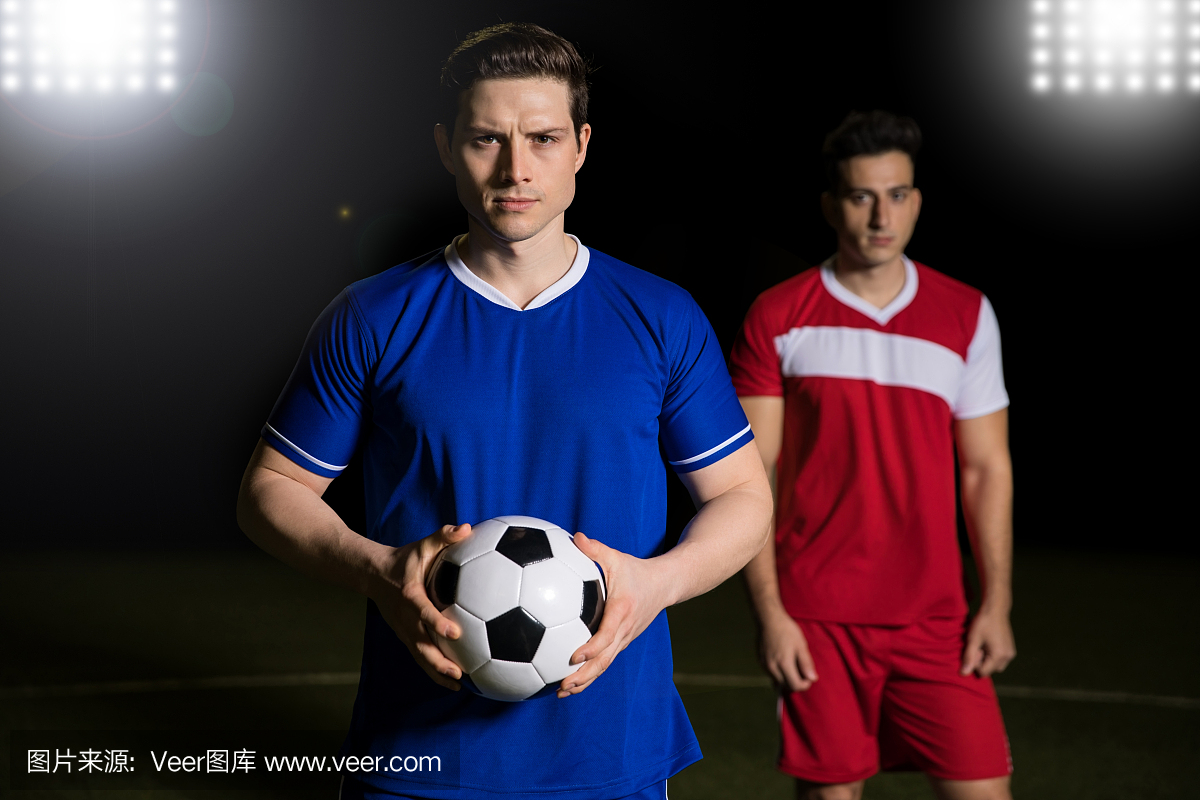 一场比赛场上的足球队球员
