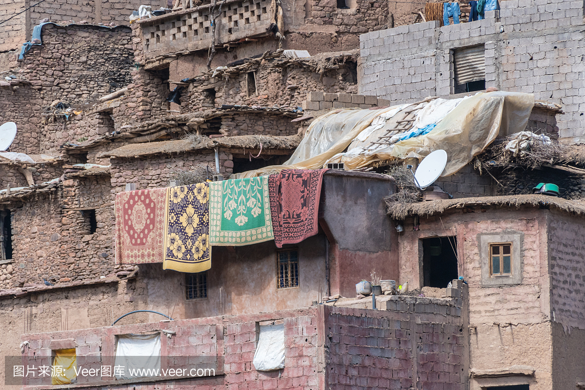 地毯在摩洛哥的一个山边村落上播放