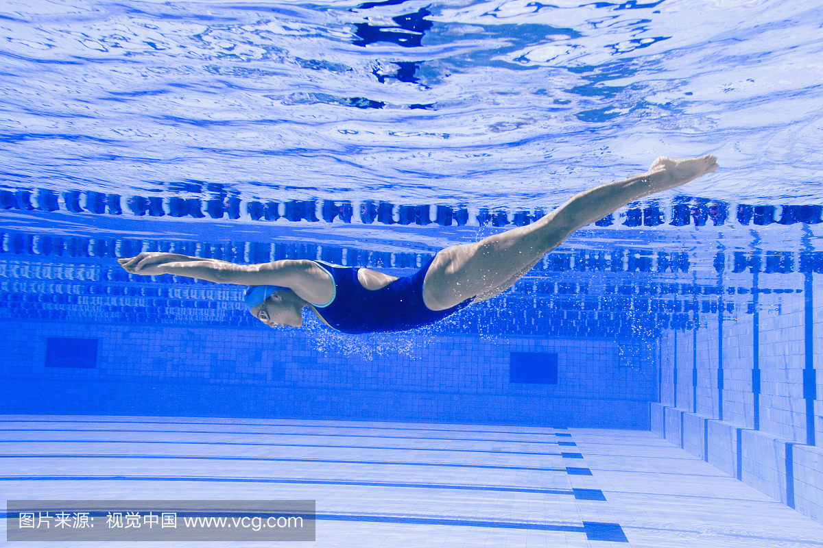 女游泳运动员陷入泳池,水下视野