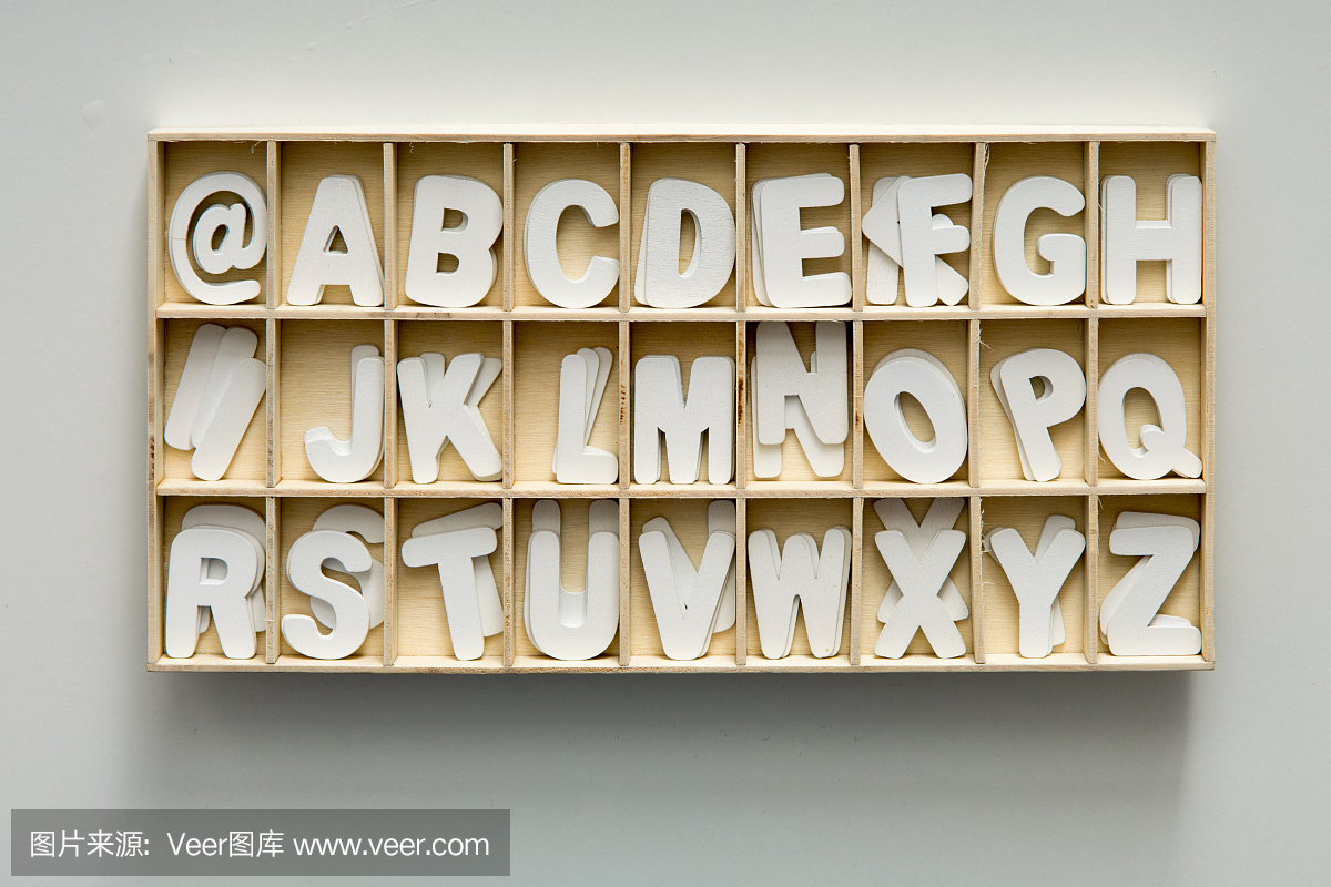 排序框填满白色字母表